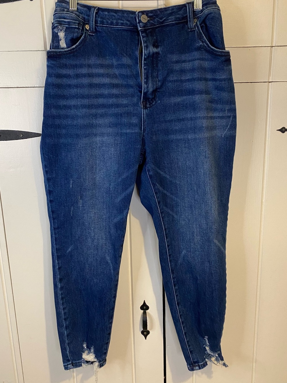 Ceros Dark Wash Women’s High Rise, Skinny, Distressed Jeans. Size 18.